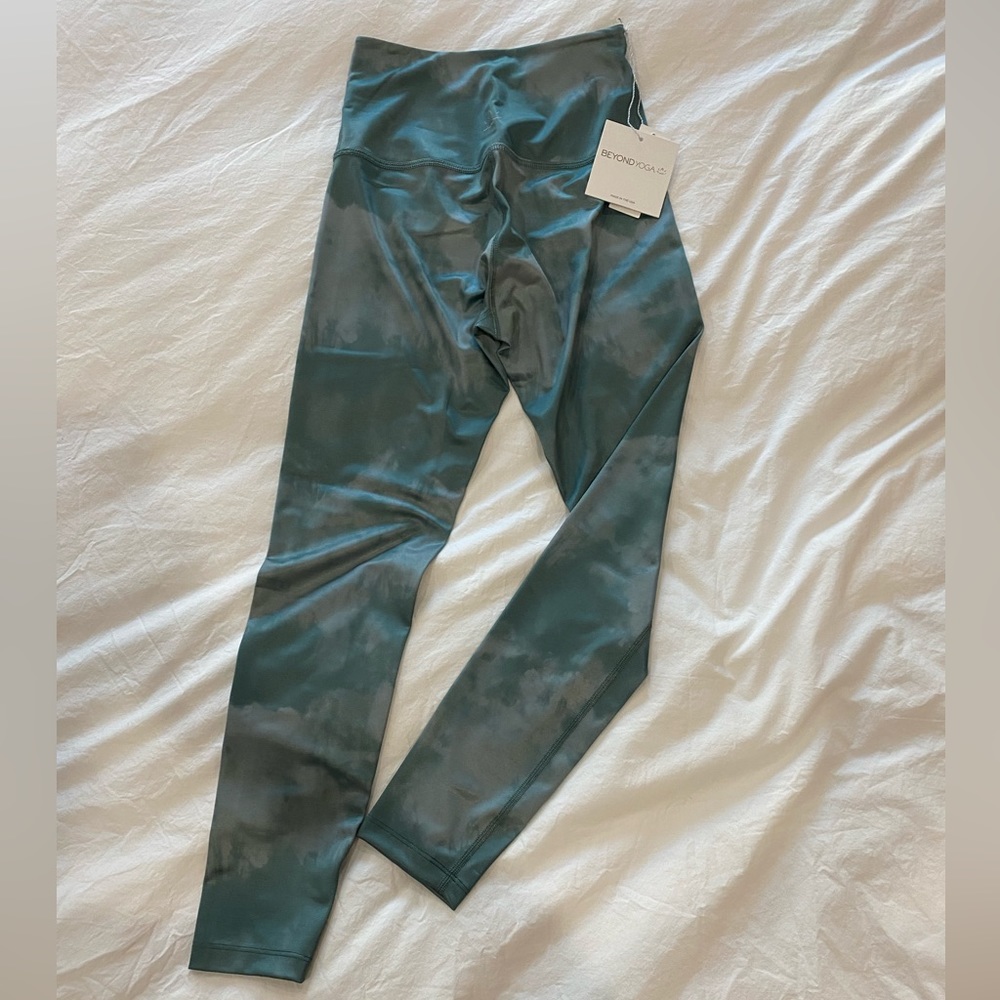 NWT - Beyond Yoga High Wasted Midi Legging